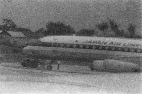 ハイジャックされてダッカ空港に着陸した日本航空ＤＣ８型機＝1977年9月28日、バングラデシュ・ダッカ空港（時事）