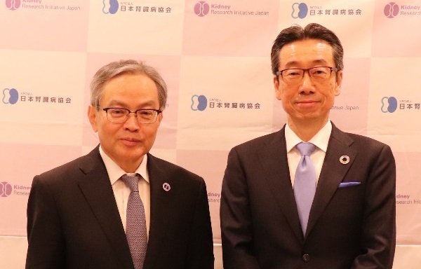 柏原直樹日本腎臓病協会理事長（右）と 宮本昌志協和発酵キリン代表取締役社長