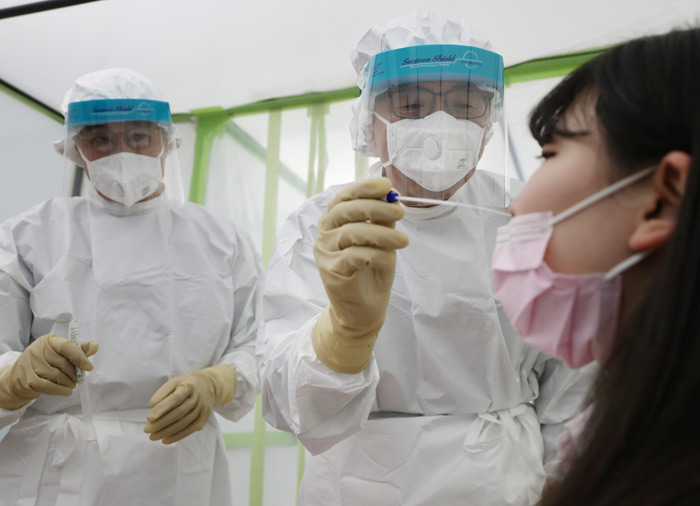 新型コロナウイルスの感染を調べるＰＣＲ検査。写真は東京都板橋区ＰＣＲセンターで行われたデモンストレーション＝2020年4月28日 【時事通信社】