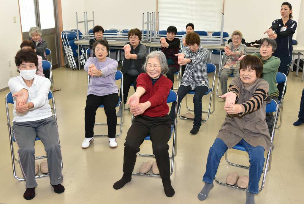 筋力とバランスを訓練する高齢者