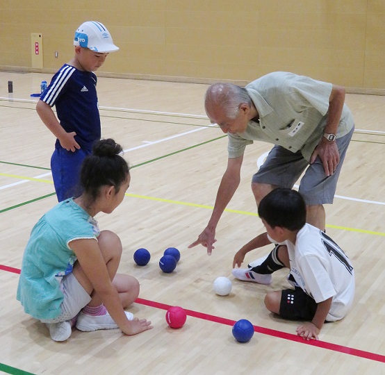 ボッチャの体験会でルールを学ぶ子どもたち＝東京都三鷹市、2019年08月23日（写真は本文とは関係ありません）