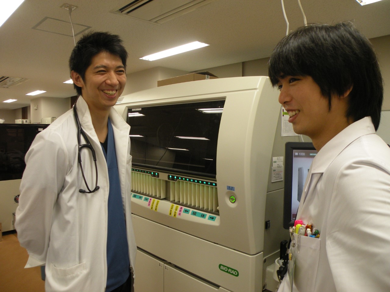 2012年10月、竹田綜合病院の検査室で検査技師さんと談笑