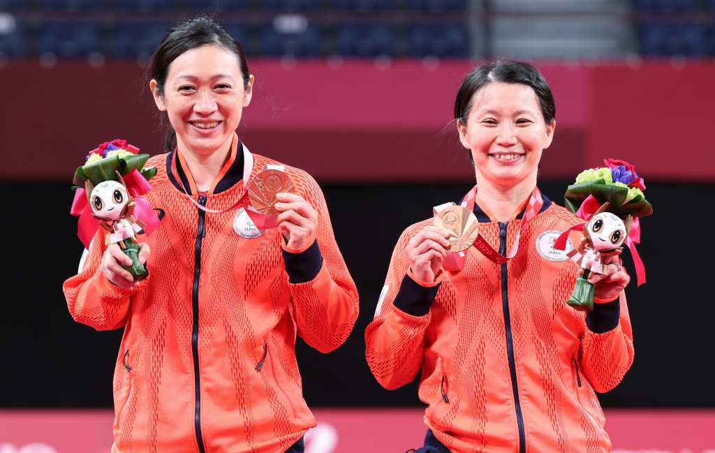 銅メダルを獲得した則子選手（右）と鈴木選手