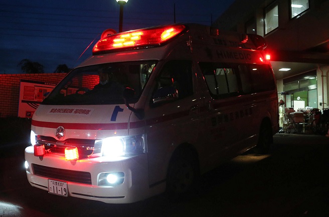 未明に患者を搬送する救急車