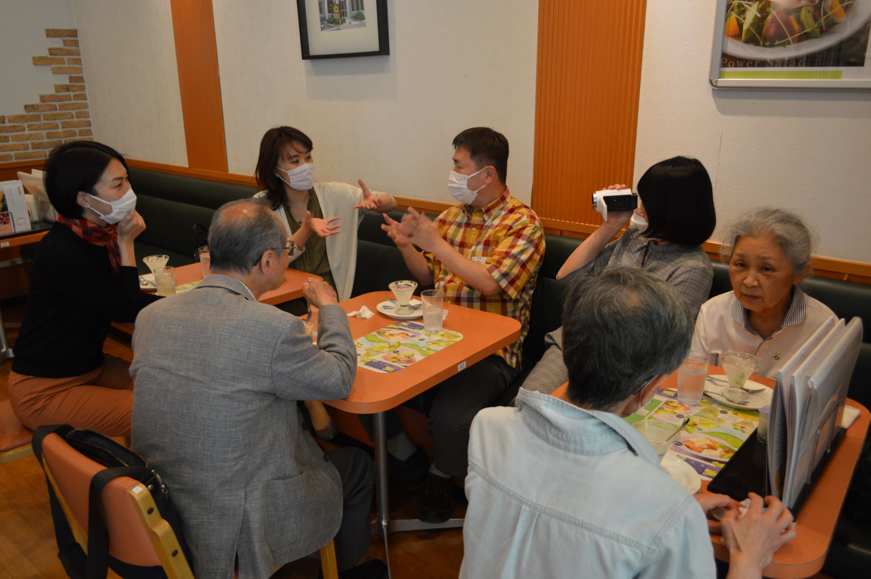 岩田裕之さん（写真左から４番目）、当事者の男性（写真左から２番目）ファミレスで実施された「認知症本人ミーティング」