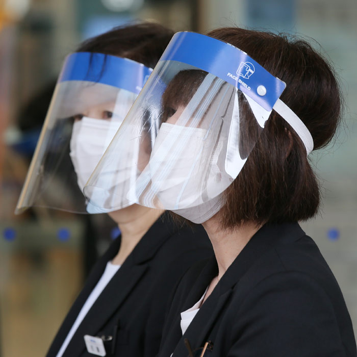 フェースシールドとマスクを着用する百貨店の従業員（2020年5月撮影）【時事通信社】