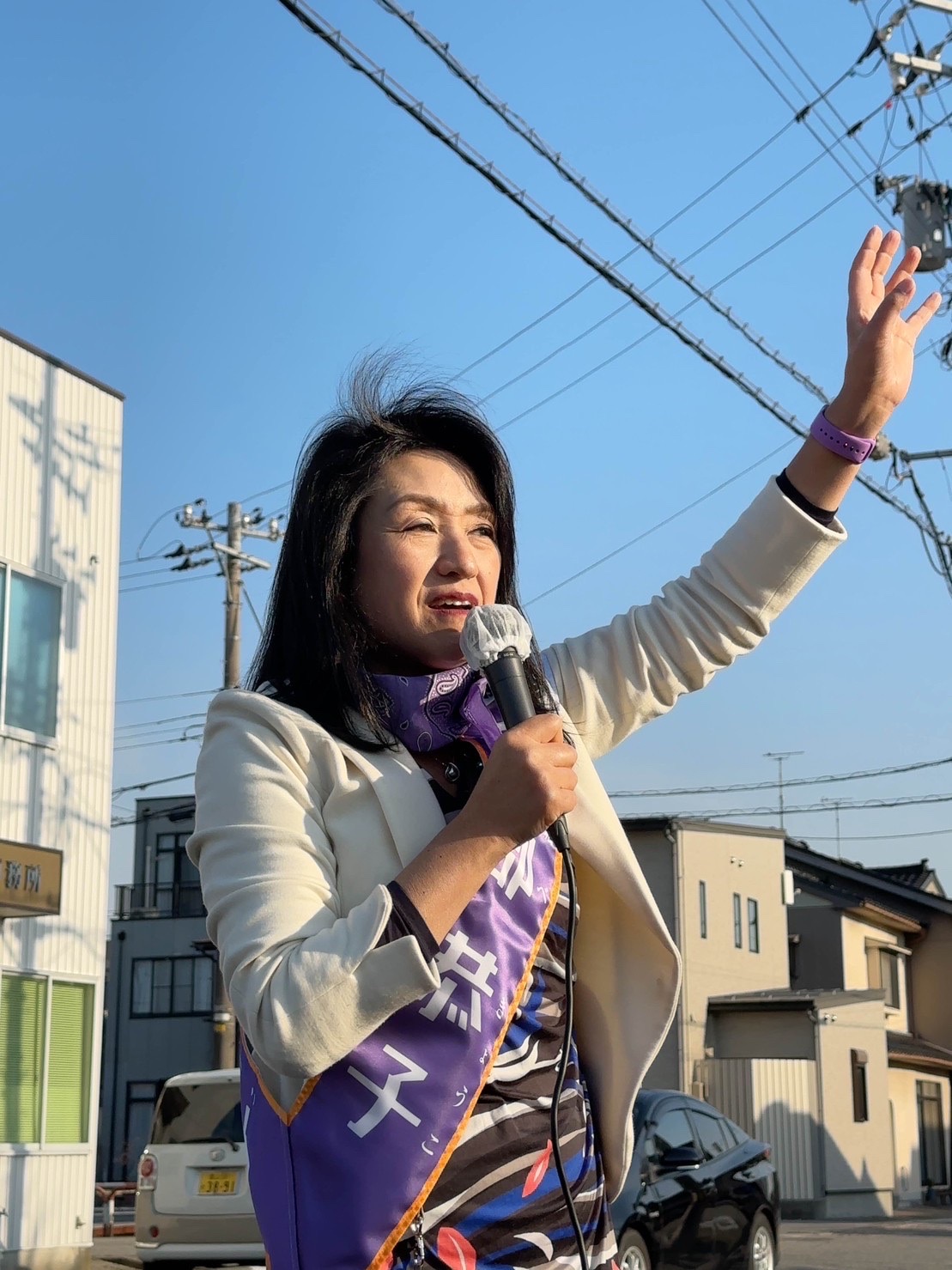 選挙で街頭演説する種部氏