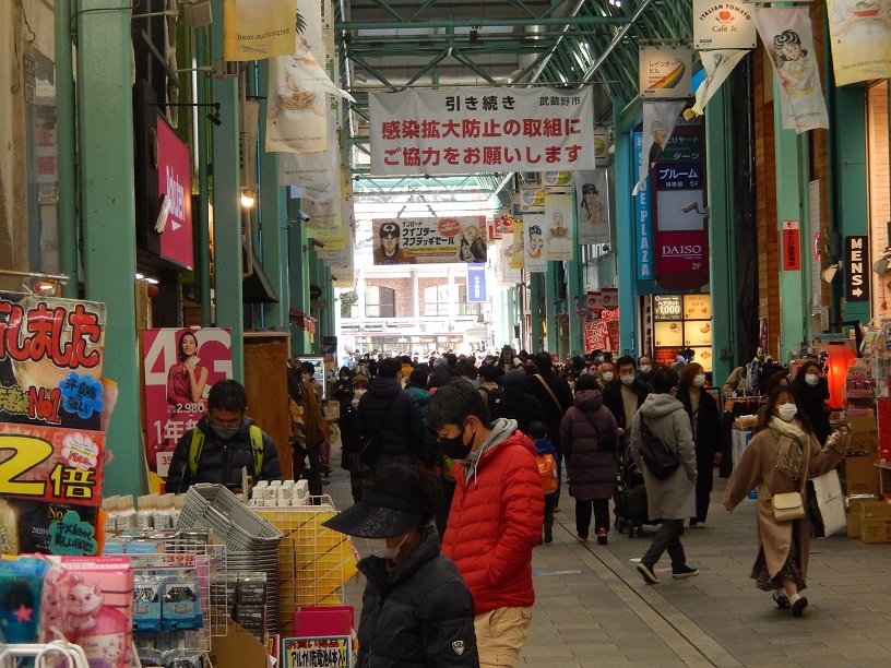 東京・吉祥寺の商店街の人混み＝１２月２０日