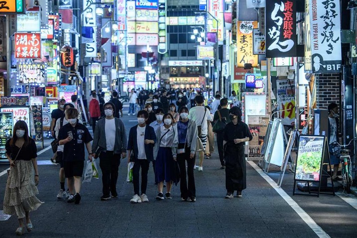 マスク姿で東京・歌舞伎町を歩く人々【時事】