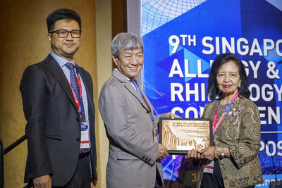 2018年5月に開かれた第9回シンガポール・アレルギー鼻科学会に出席した大久保教授（中央）