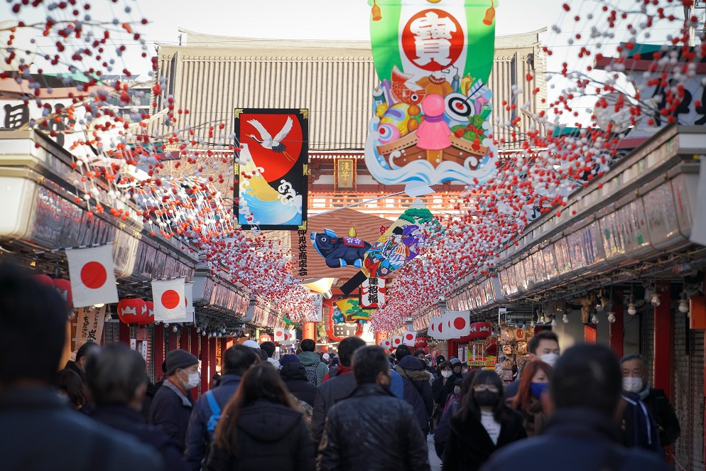 コロナ禍でも多くの人が初詣に出掛けた＝2021年１月１日、東京都台東区の浅草寺