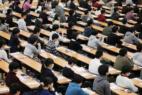 大学入試センター試験に臨む受験生ら（写真はイメージです）