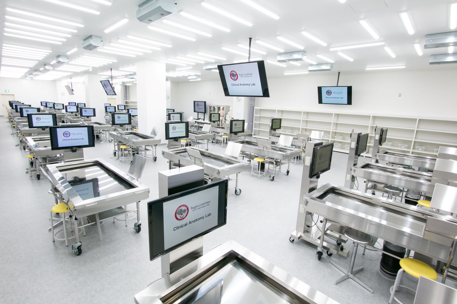 医学部の授業の一環として行われる基礎医学等で使用される解剖実習室