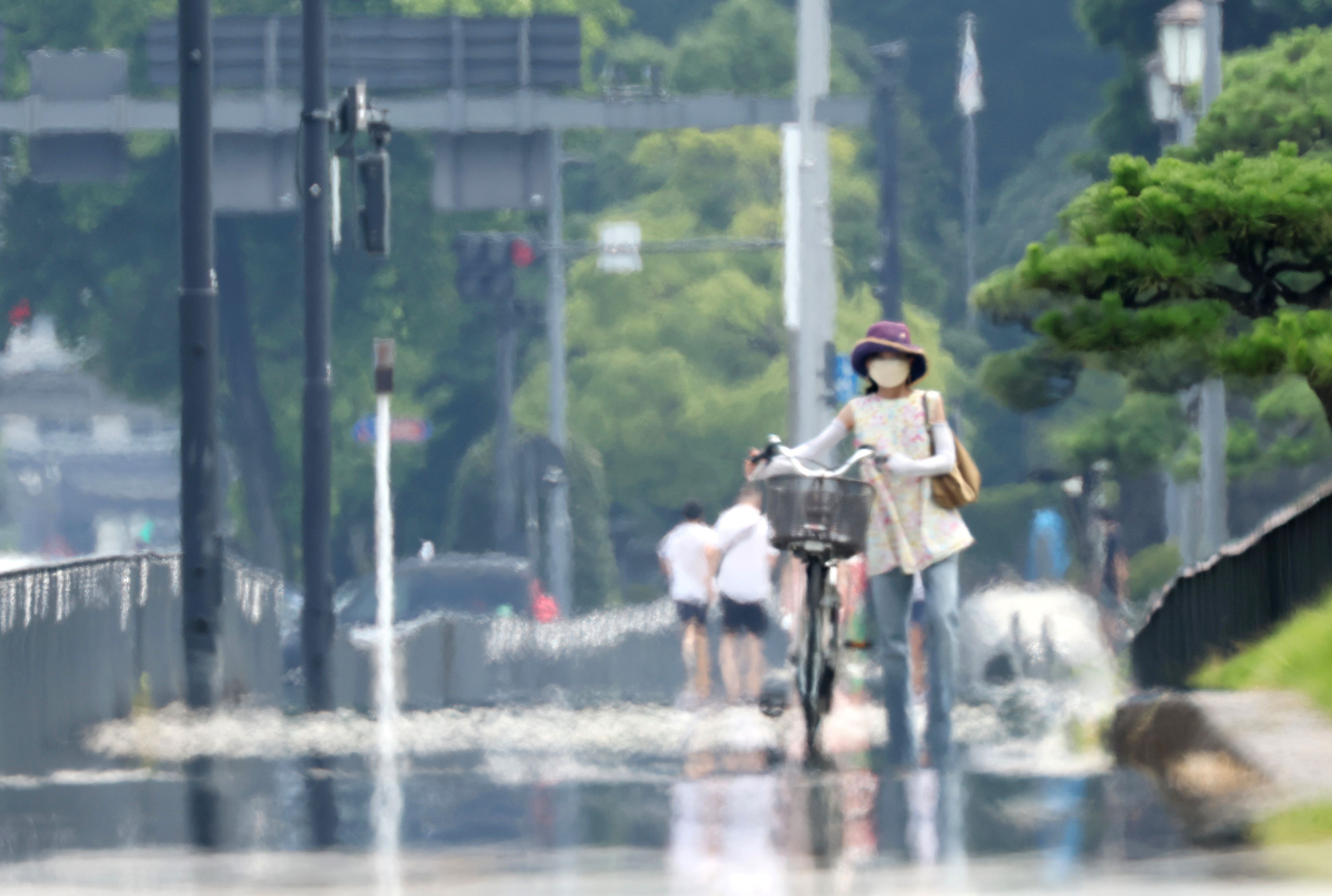 あまりの暑さに都内には蜃気楼（しんきろう）の一種の逃げ水が出現（７月７日）