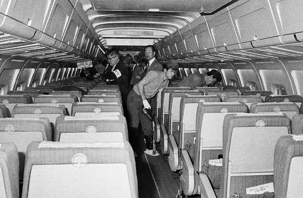 ハイジャックされた日航機内。事件後に警視庁捜査員が検証した＝1977年10月6日、東京・羽田空港格納庫（時事）