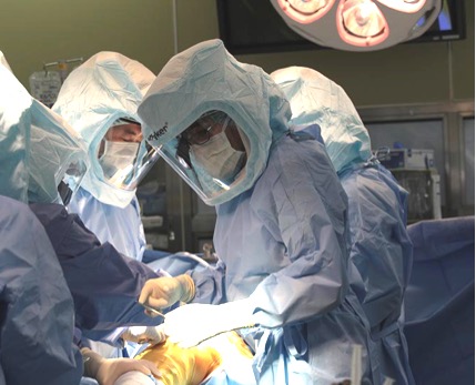 手術時の感染制御のために完全装備で行われる置換手術【東京医科大学病院提供】