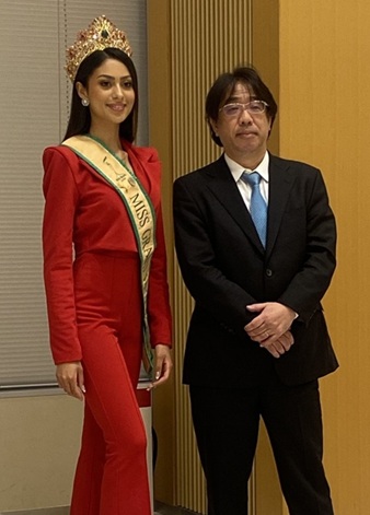 写真撮影に臨む久松教授（右）と重光さん＝2025年５月、都内