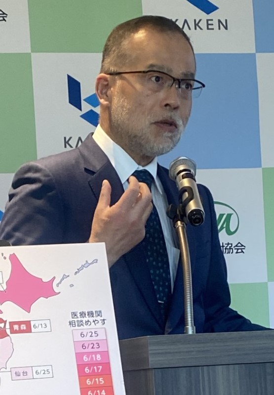 多汗症について説明する室田教授(4月9日、東京都新宿区)