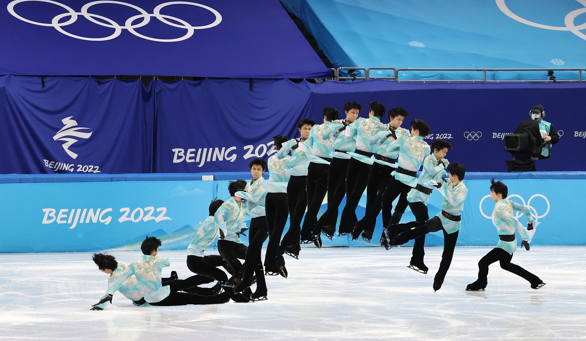 フィギュアスケート男子シングルのフリーで挑んだ４回転アクセル（１５枚の写真を合成）＝２０２２年２月１０日、中国・北京（時事）