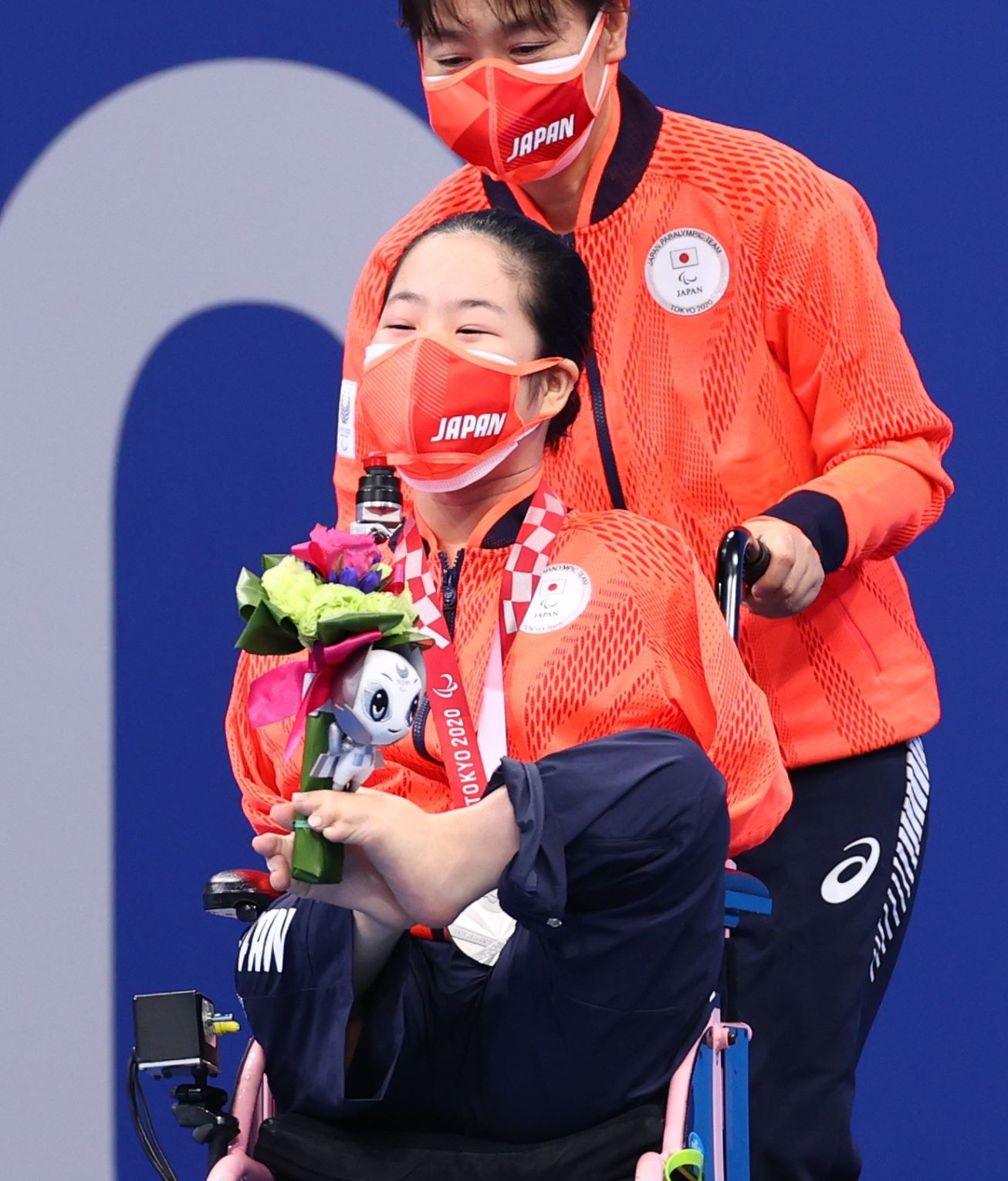 競泳女子100ｍ背泳ぎ（運動機能障害Ｓ２）で銀メダルを獲得した山田（手前）