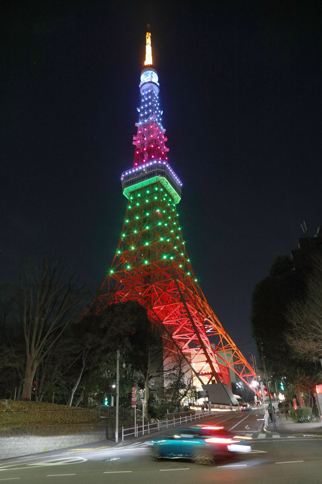 「世界希少・難治性疾患の日」のイベントの一環として青・ピンク・緑にライトアップされた東京タワー＝2021年2月28日