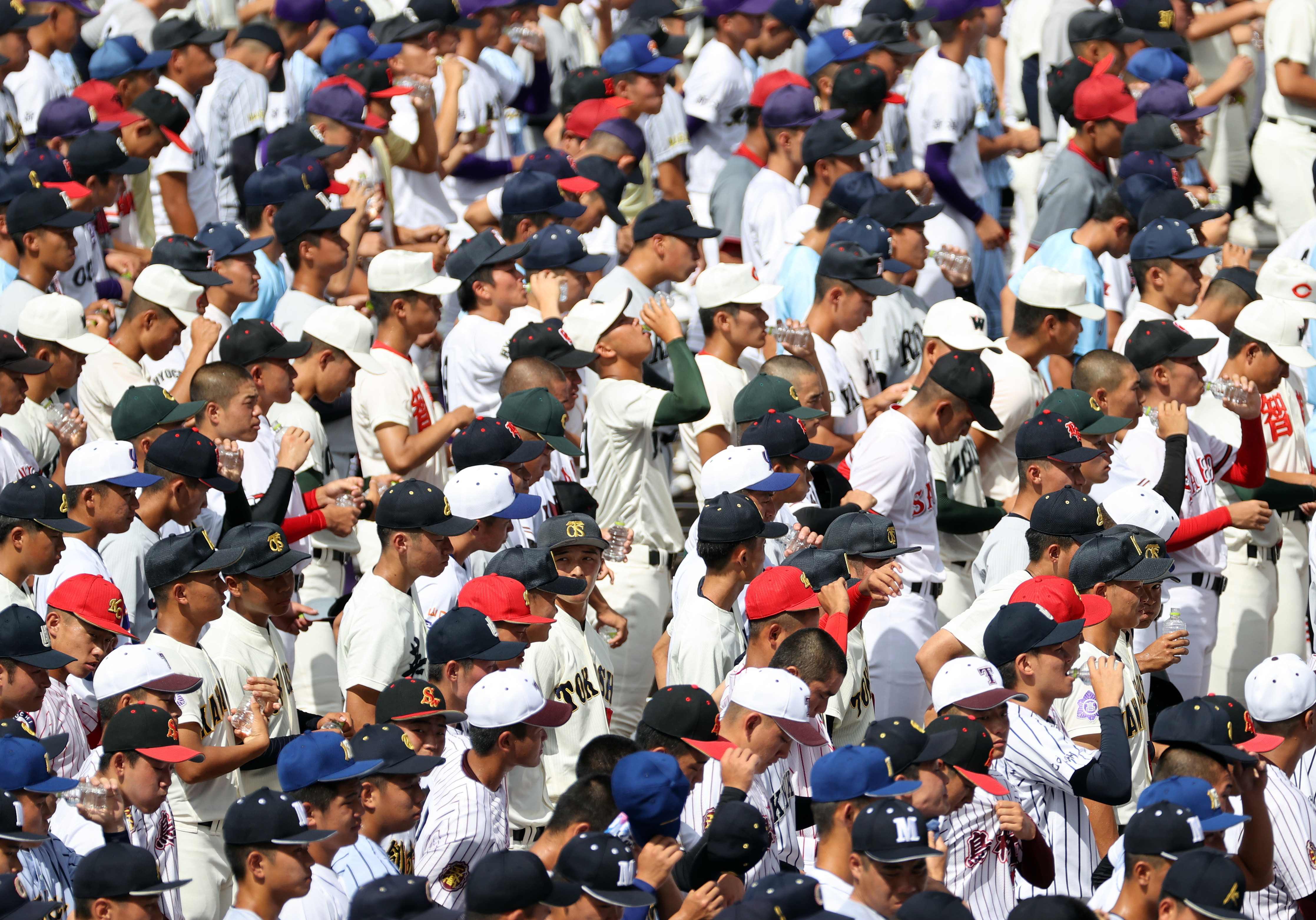 全国高校野球選手権大会の開会式で、水分を補給する選手（２０２３年８月６日）