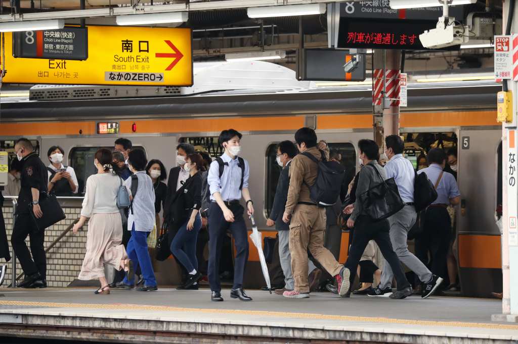通勤客の乗降が増えたＪＲ中央線中野駅のホーム