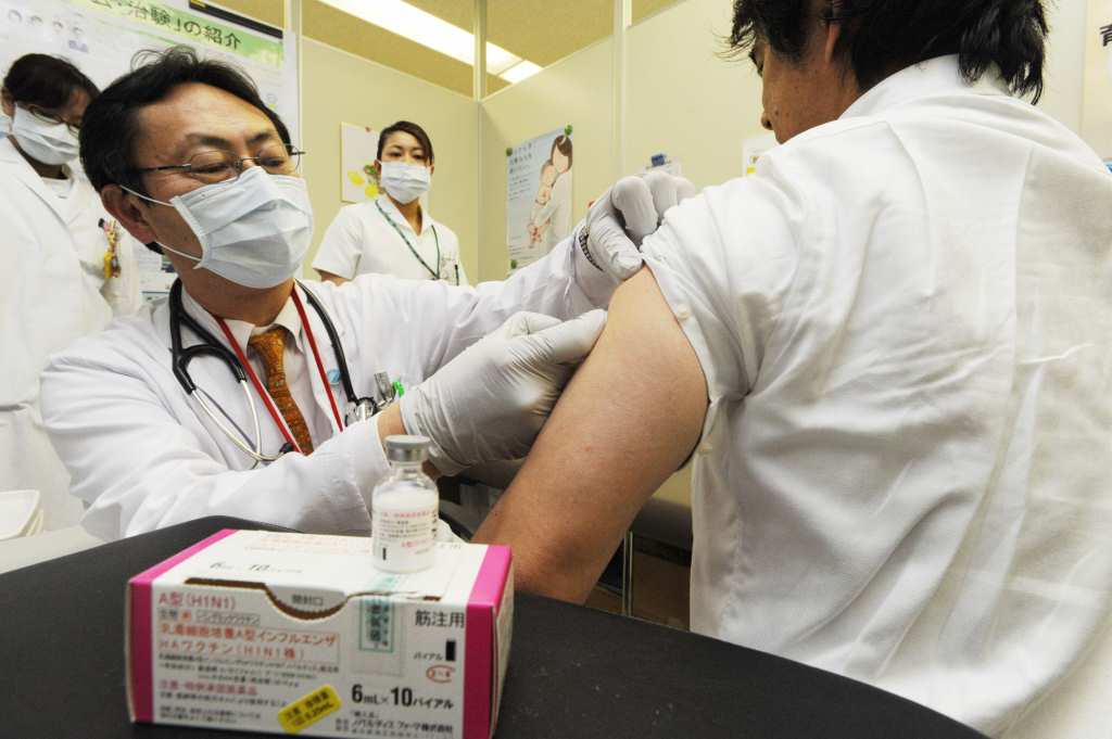 インフルエンザワクチンの接種を受ける男性