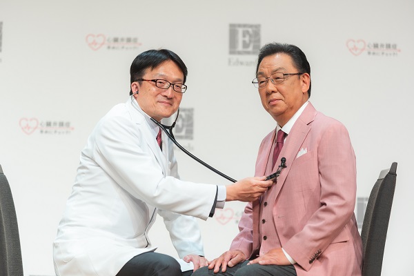 小室一成教授（左）と梅澤富美男さんによる聴診のデモンストレーション