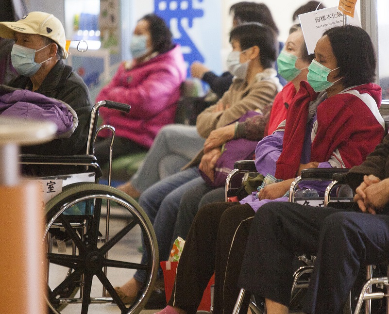 インフルエンザが流行した2015年冬の香港の病院（EPA時事）