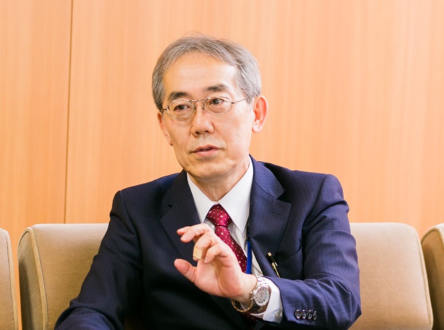 インタビューに応える黒沢洋一・鳥取大学医学部長