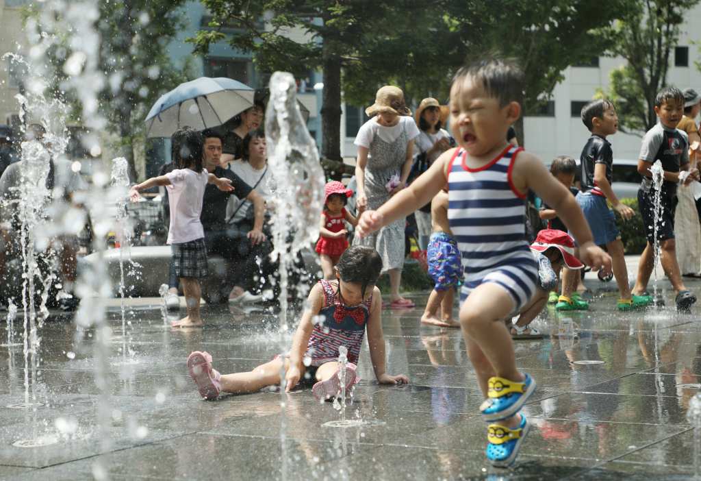暑さの中、水遊びを楽しむ子供たち＝東京都内＝