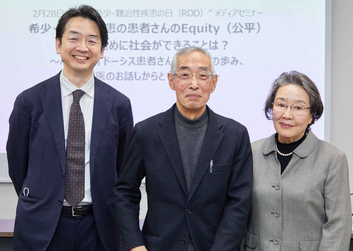 左から主治医の遠藤仁氏、酒井勝利さん、妻の秀子さん