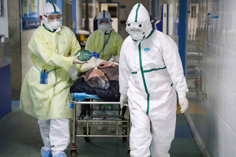 中国の病院で、隔離区画に搬送される新型コロナウイルス感染者（2020年02月06日　湖北省武漢市）【EPA＝時事】