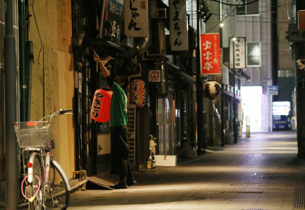緊急事態宣言が出され、明かりが消えた福岡・中州の飲食店街
