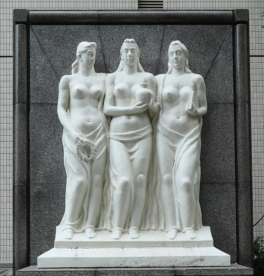 医学部学舎の玄関前にある３女神像