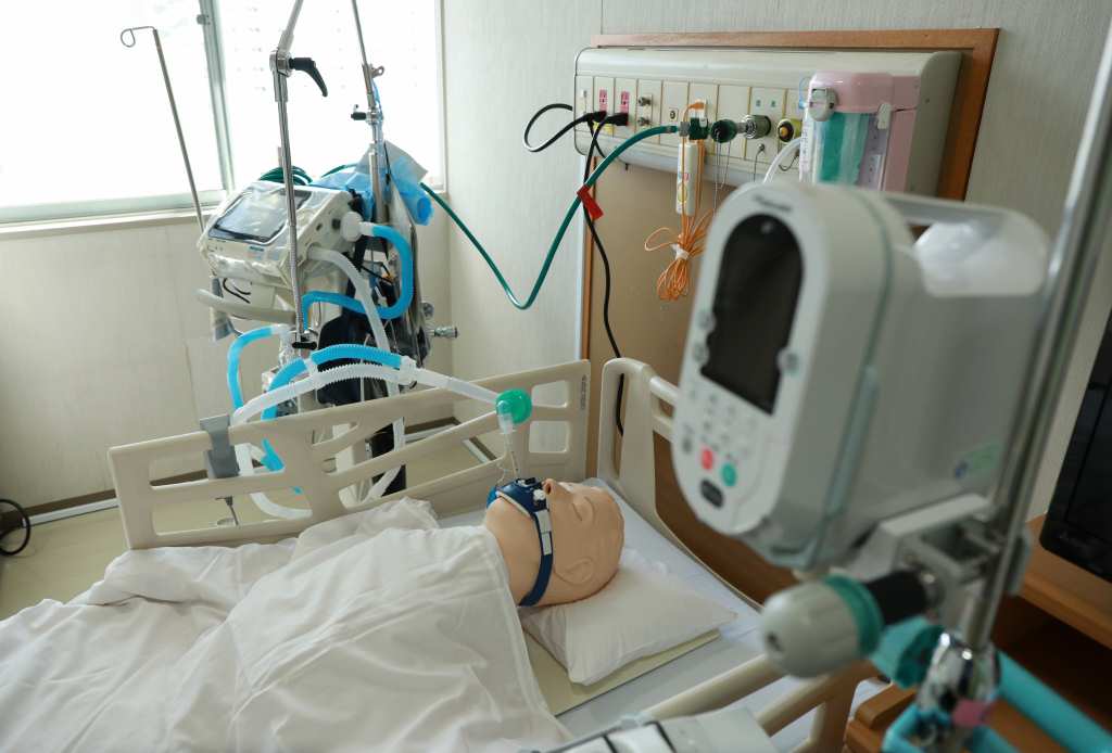 次の感染拡大に備え、専門病床の整備が進む＝東京都内の病院