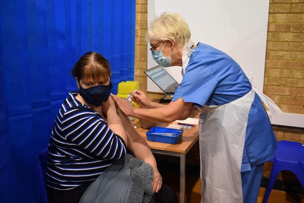 英国での新型コロナウイルスのワクチン接種の様子（ＡＦＰ時事）