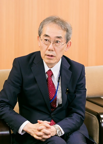 ンタビューに応える黒沢洋一・鳥取大学医学部長