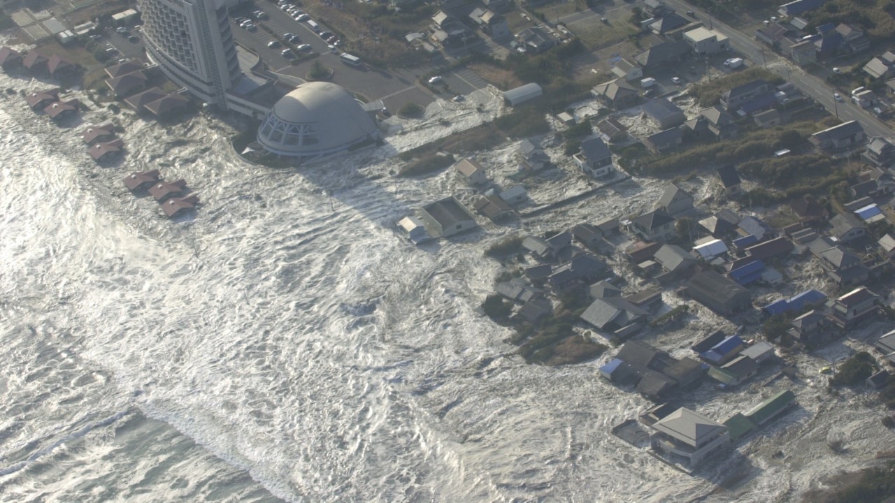 旭市沿岸部に押し寄せる津波＝2011年3月11日