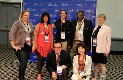国際肺癌学会（IASLC)が開いた第16回世界肺癌学会議で患者アドボカシー賞を日本人で初めて受賞し、記念撮影に応じる山岡鉄也さん（手前左）＝2015年9月、米コロラド州デンバー（山岡鉄也氏提供）