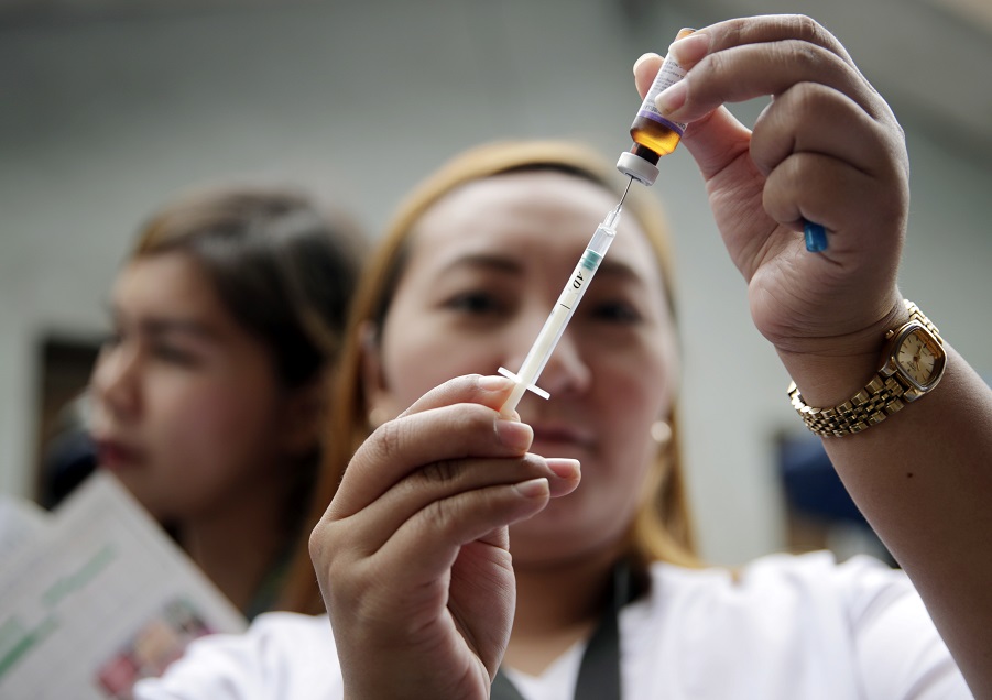 フィリピン、インドなどで麻疹が流行っている。写真はマニラで麻疹ワクチンの準備をする看護師＝2019年2月13日（ＥＰＡ時事）
