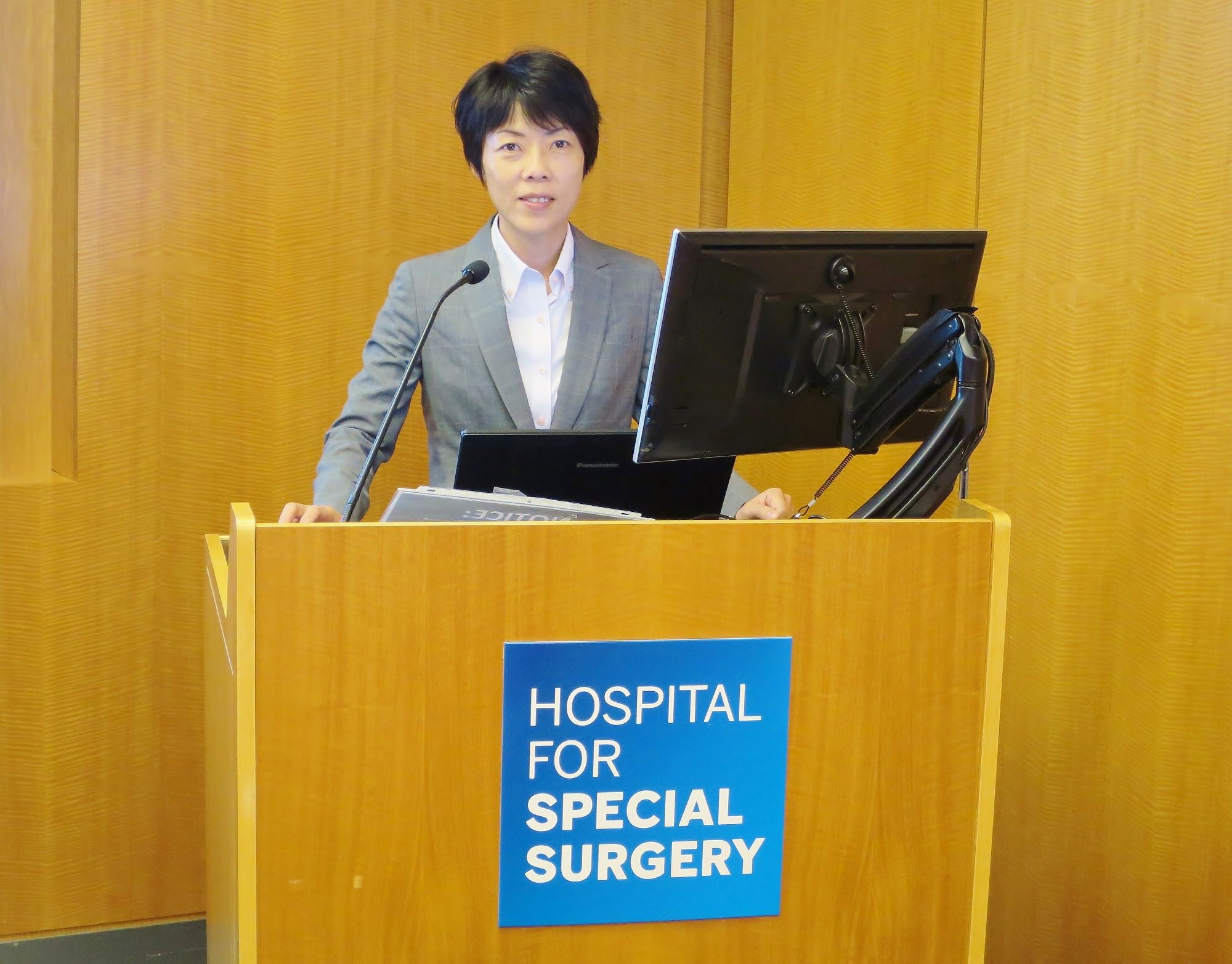 日本スポーツ整形外科学会(旧)のtraveling fellowとして米国へ研修に行った際、HSS(Hospital for Special Surgery)でのプレゼン写真