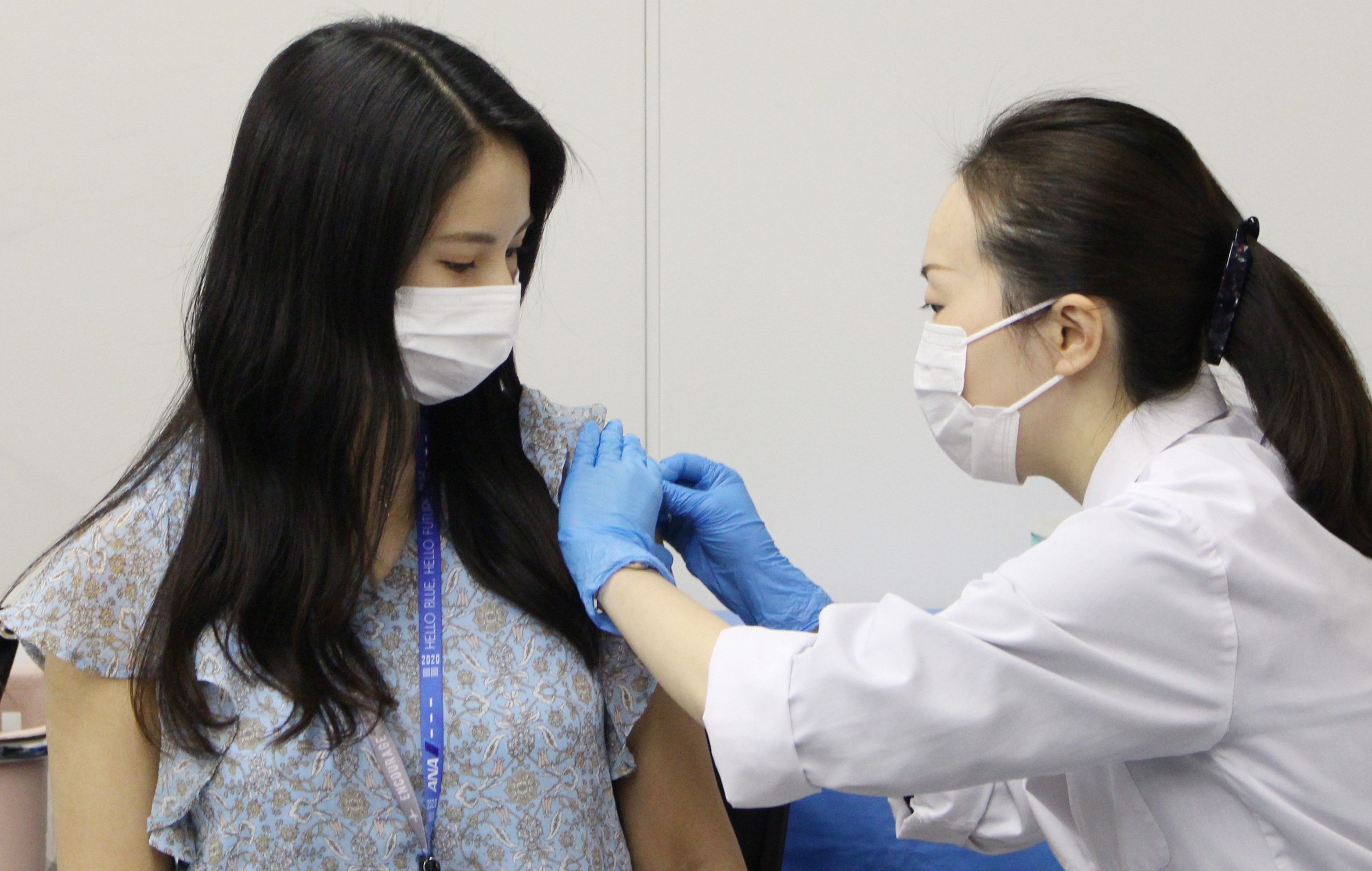 ワクチン接種の対象は全日空の客室乗務員にも広がった（６月１４日、東京・羽田空港で）