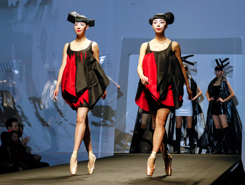 「ファッションウイーク東京」で、ランウェーを歩くモデル。見事な「はさみ歩き」だが、脚の筋肉にかなりの力を入れていることが見て取れる＝２０１９年３月１８日、東京・渋谷区【ＥＰＡ時事】