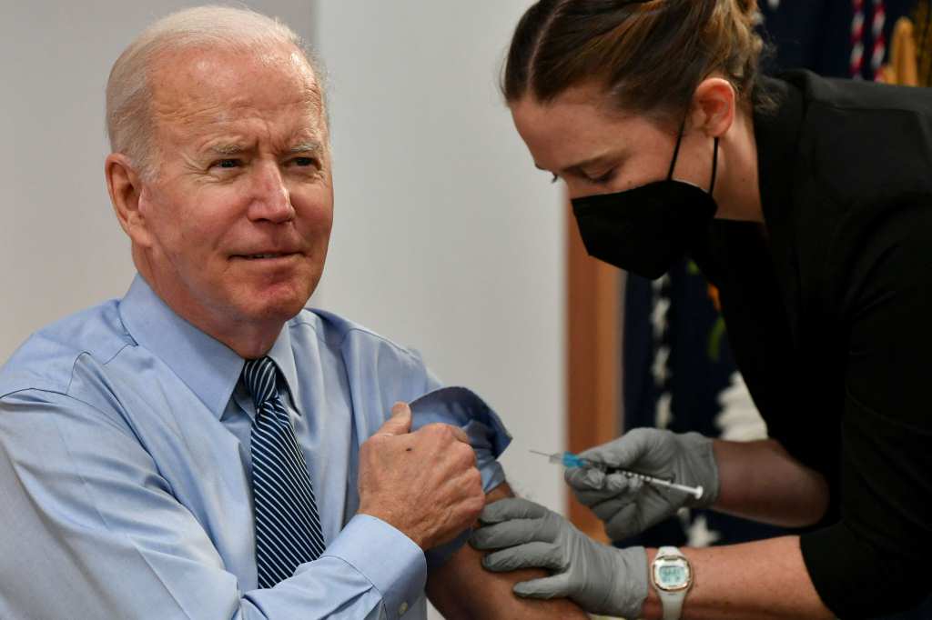 ４回目のワクチン接種を受けるバイデン米大統領＝ＡＦＰ時事