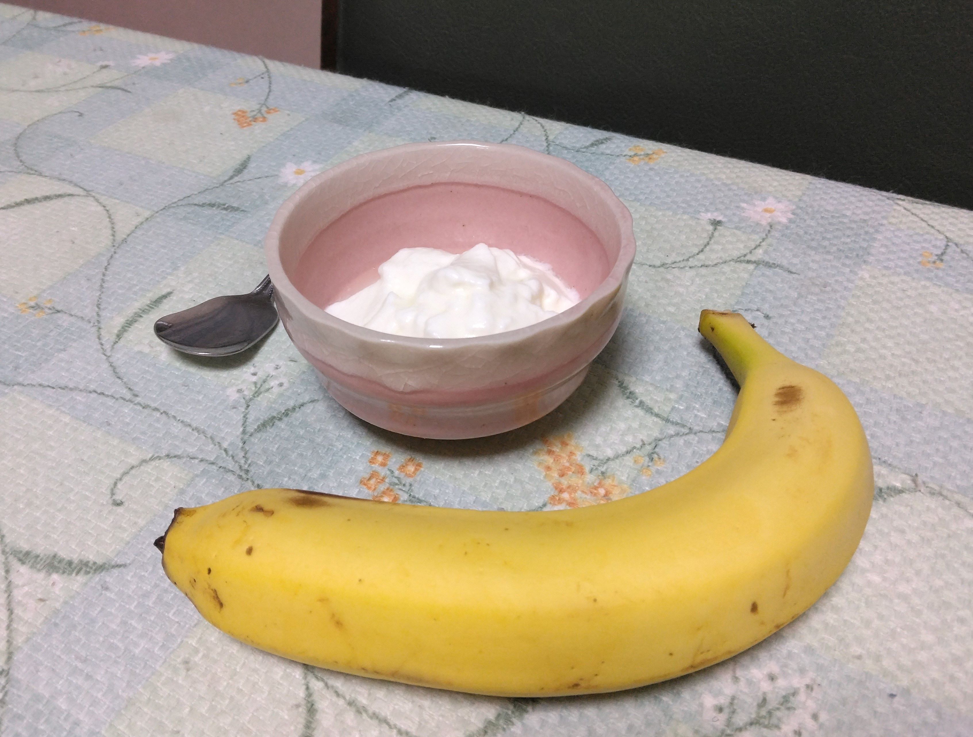 朝食の果物とヨーグルト（イメージ）