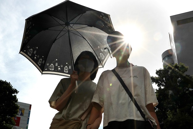 国内統計史上最高記録と並ぶ４１．１度を観測した浜松市中区で日傘を差して歩く人たち＝2020年08月17日【時事】