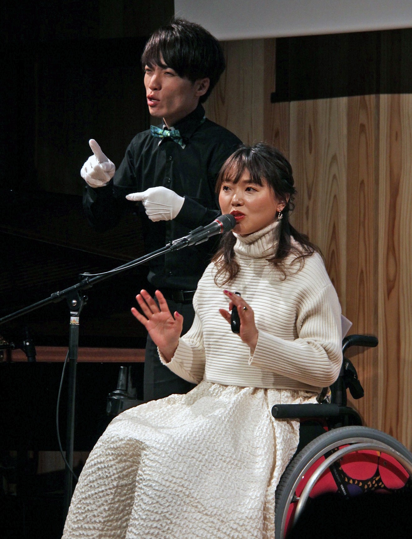 「多くの人にバリアフリーを伝えるには話すだけより歌うと伝わりやすいと気付いた」と話す小澤綾子さん