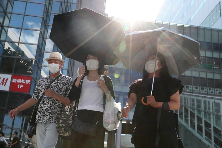 猛暑の中、マスクを着けて歩く人たち＝浜松市、2020年8月16日【時事】